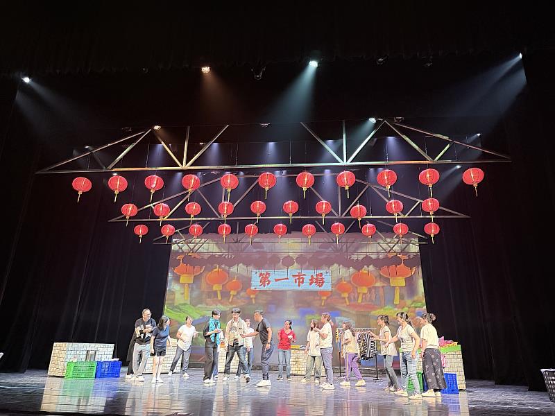 南華大學民音系攜手雲林愛樂產學共製音樂劇，展現學生實戰力，協助演員彩排過程。