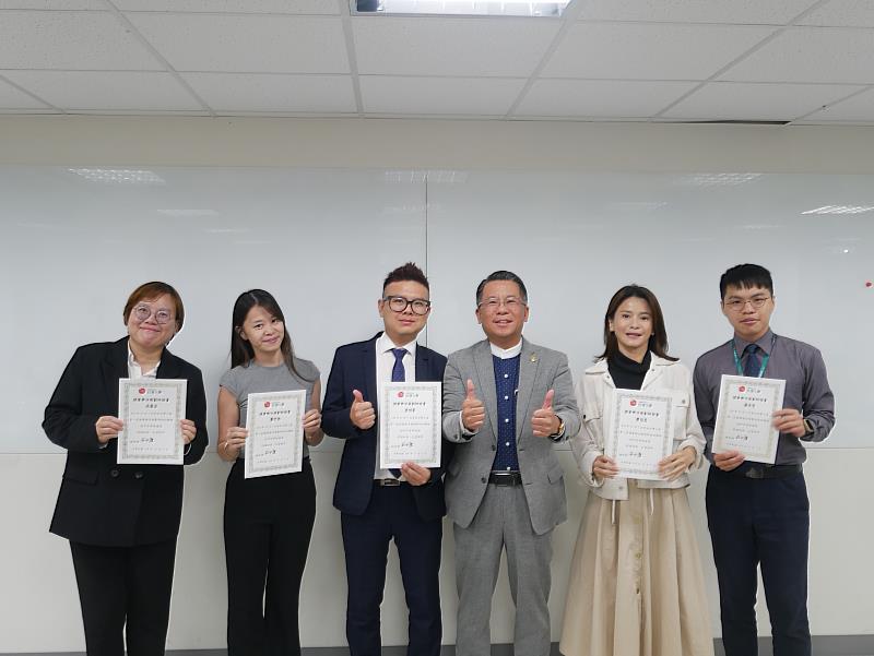 台灣人壽首批120位「健康樂活規劃師」結訓，通路一處處長林彥成副總經理（右3）親自授證。／台灣人壽提供