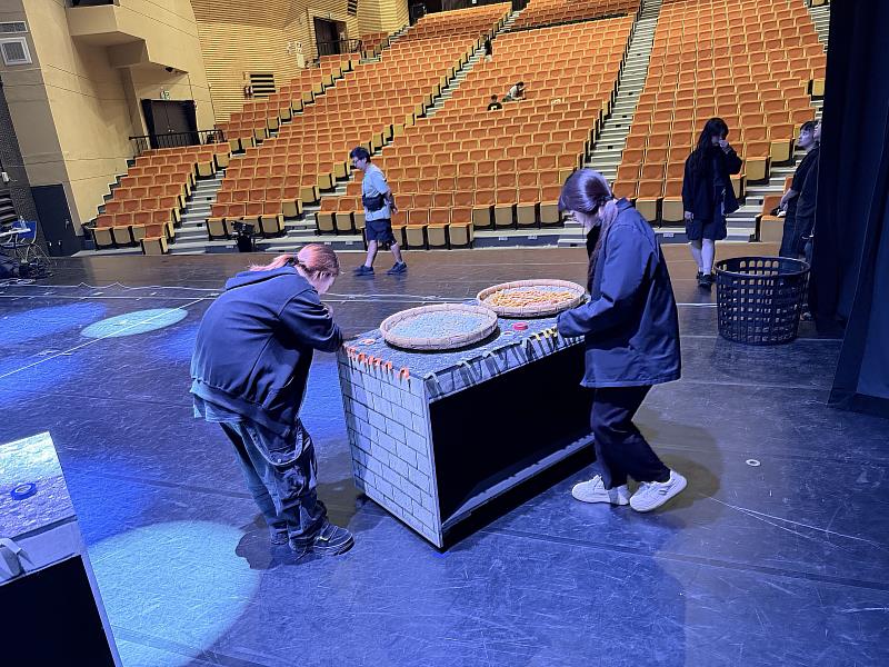 南華大學民音系攜手雲林愛樂產學共製音樂劇，展現學生實戰力，學生協助舞台道具場上定位。