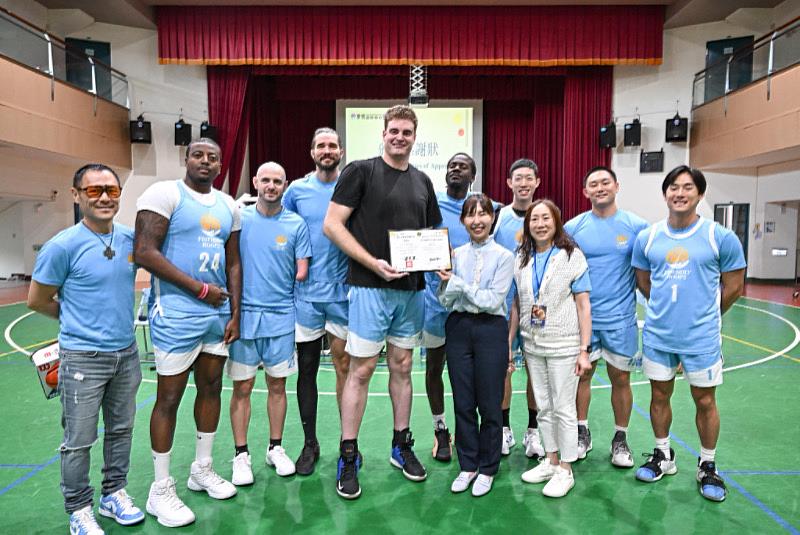 温宥基校長代表秀岡校區致贈感謝狀，肯定Kevin Atlas以「友善籃框」精神啟發學生從運動中學習尊重與成長。（康橋國際學校）