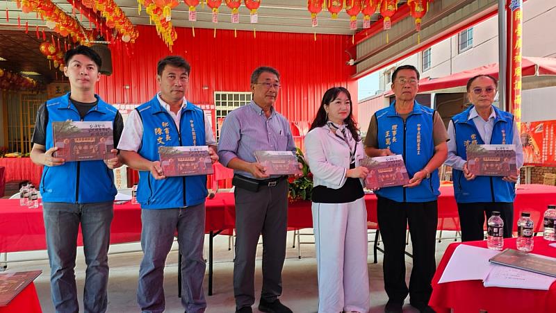 王瀞苡副教授贈書予中華五股開臺尊王協會。（左起歐宗岳副秘書長、陳文興秘書長、黃芳柎爐主、王瀞苡副教授、王萬來理事長、沈英正常務理事）