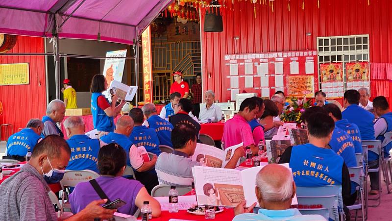 協會成員與地方鄉親熱烈討論繪本