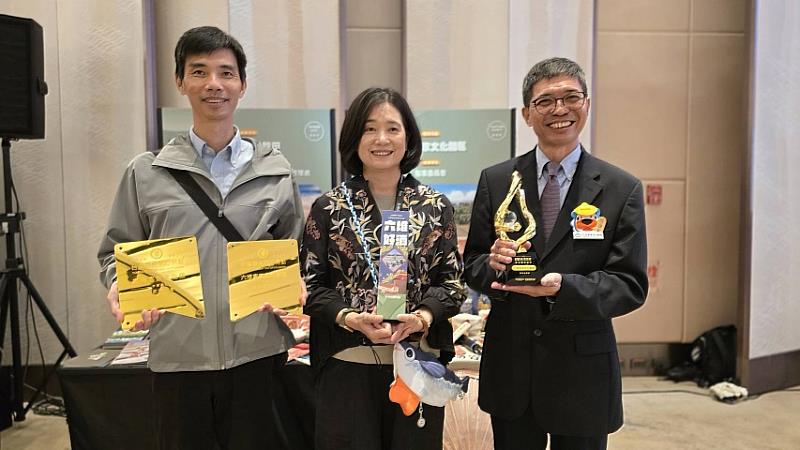 六堆客家文化園區與臺灣客家文化館獲得交通部觀光署「觀光百大亮點獎」及「最佳國旅創新獎殊榮」交通部觀光署署長陳玉秀（中）與客發中心何金樑主任（右）合影。