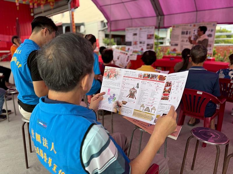 鄉親仔細觀看智能地域中心製作的成果