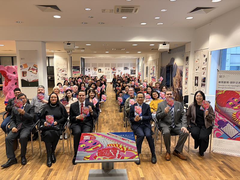 「看見臺灣，設計之光」展覽，11月7日在駐德國代表處文化廳舉行開幕式。與會嘉賓與獲得紅點設計獎學生合影。