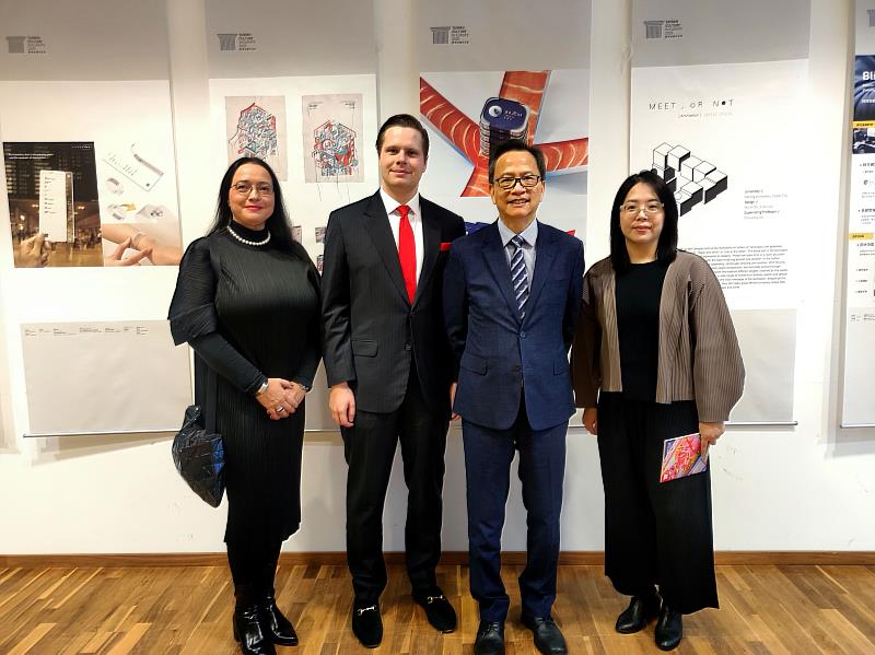 紅點設計獎副總裁Mrs. Jana Zec（由左至右）、Mr. Jova Zec、駐德國台北代表處谷瑞生大使、策展執行人亞大數媒系林孟潔老師，在展覽現場合影。