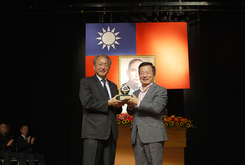 正修科技大學歡慶創校60週年 表揚正修之光黃啟川、陳財佑校友