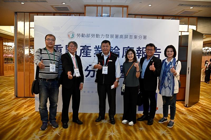 勞動部高分署郭耿華分署長（左3）與高雄市工業會李威穎總幹事（左2）及相關公（工）會代表合影。