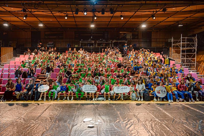 台積電文教基金會獨家贊助臺南藝術節教育專場，邀請臺南各地中小學逾1,500學童進入劇場。