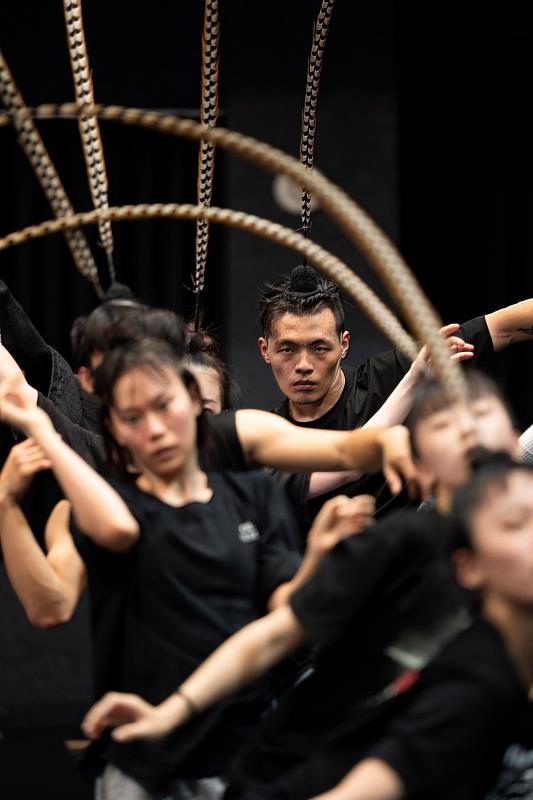 舞作重新詮釋傳統京劇「翎子」，化為自我意識與內在力量的象徵。（李欣哲攝影，翃舞製作提供）