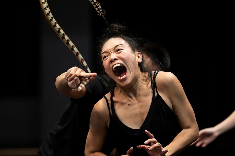 《羽人》以強烈的身體能量探索自由與限制之間的張力。（李欣哲攝影，翃舞製作提供）