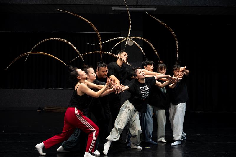 舞者化身為振翅欲飛的羽人，展現對自由與超越的渴望。（李欣哲攝影，翃舞製作提供）