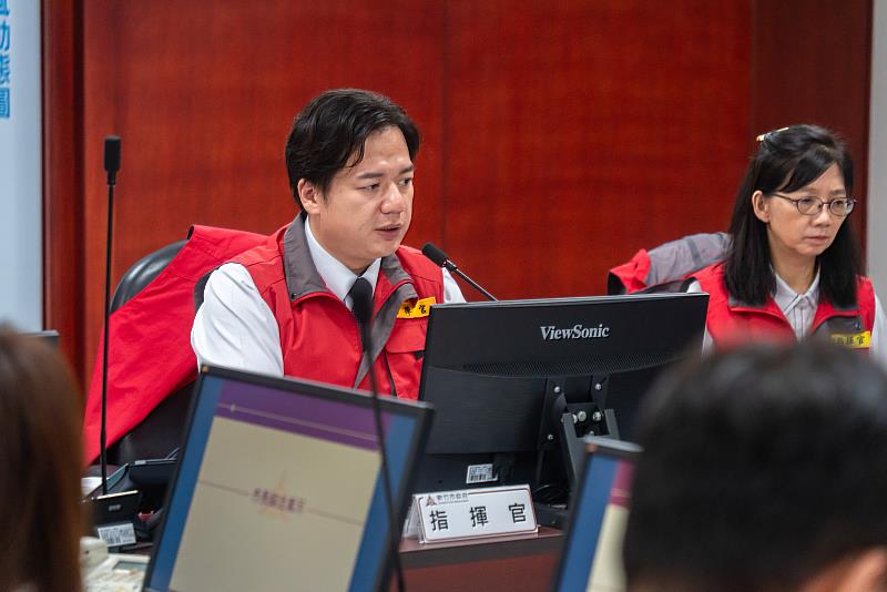 代理市長邱臣遠召開防颱整備會議，宣布提升新竹市災害應變中心為一級開設