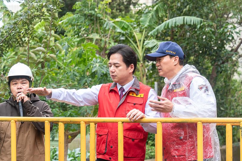 代理市長邱臣遠視察農水署4號水門，測試遠端遙控啟閉水門功能