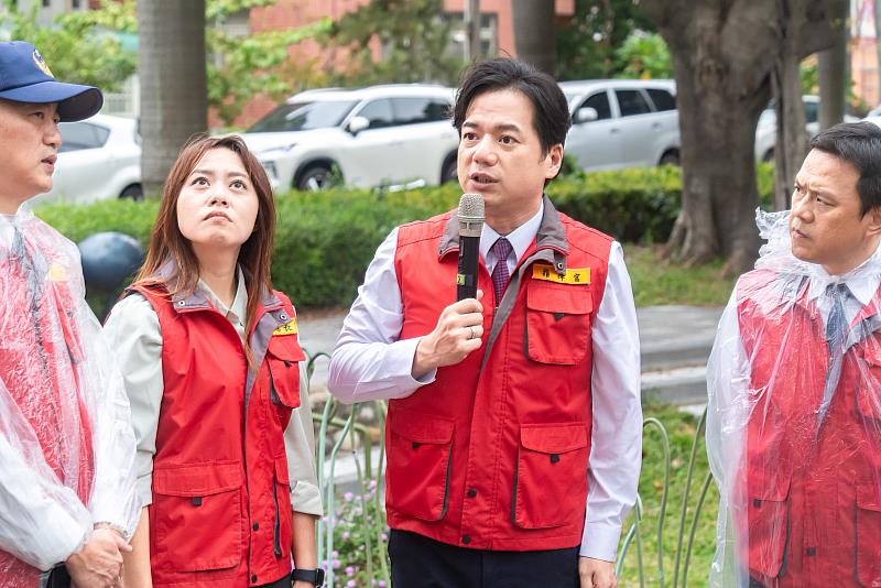 代理市長邱臣遠視察三民綠園道，責成相關單位針對路樹再次巡檢