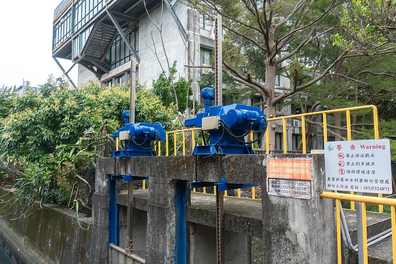 代理市長邱臣遠視察農水署4號水門，測試遠端遙控啟閉水門功能
