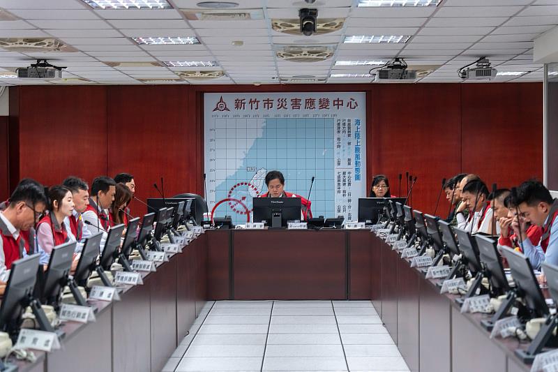 代理市長邱臣遠召開防颱整備會議，宣布提升新竹市災害應變中心為一級開設