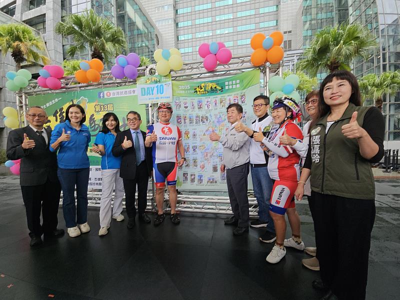 新北市政府張其強副秘書長與陳時中政務委員率領不倒騎士簽署環台地圖