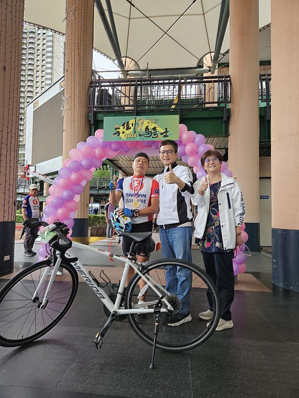 新北市政府張其強副祕書長及衛生局高淑真副局長恭賀臺灣抗癌協會創會理事長吳興傳完成單車環台挑戰