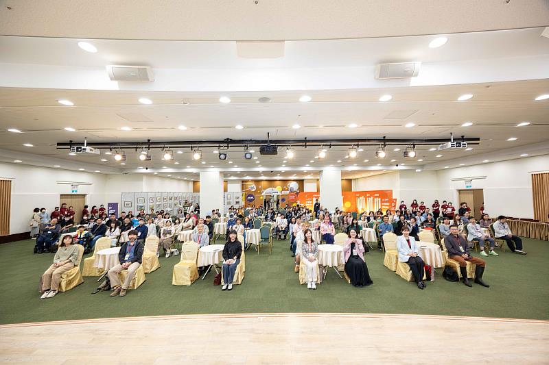 文化部第24屆文薈獎今（11）日舉行頒獎典禮，文化部政務次長李靜慧（左3）、立法委員郭昱晴（右4）、吳思瑤（右3）、評審委員杜宛霖（左1）、劉旭恭（左2）、朱國珍（右2）、王晨宇（右1）出席，與創作者及陪伴者一起合影。