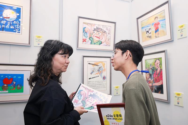文化部政務次長李靜慧參觀得獎者作品，文薈獎「圖畫書類高中職組」第三名賴辰彥分享創作過程的點滴。