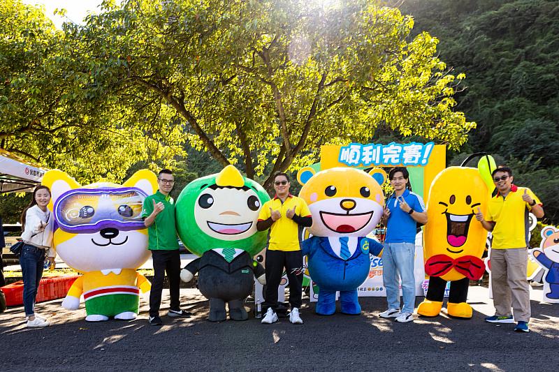 永慶加盟四品牌吉祥物全員到齊，吸引同仁開心合照、分享到FB粉絲頁，贏得最多讚數的、有機會獲得1千元紅包獎勵。（永慶房產集團提供）