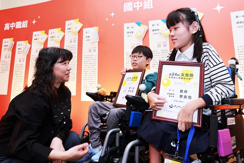 文化部政務次長李靜慧鼓勵李亮葟與李奕霈兄妹檔未來可以合作進行繪本創作。