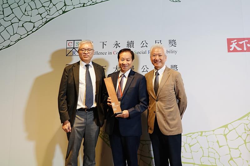 東海將持續以教育的良善力量，推動永續、實踐共好。圖為東海副校長劉正（右）、永續處處長陳鶴文（左）一同出席頒獎典禮。