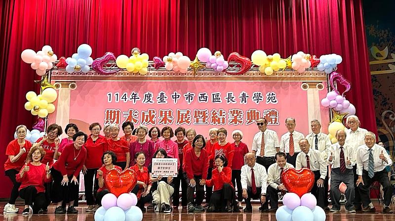 日語歌謠班超過90歲高齡的長青學員就有10位，以實際行動詮釋終身學習的精神。