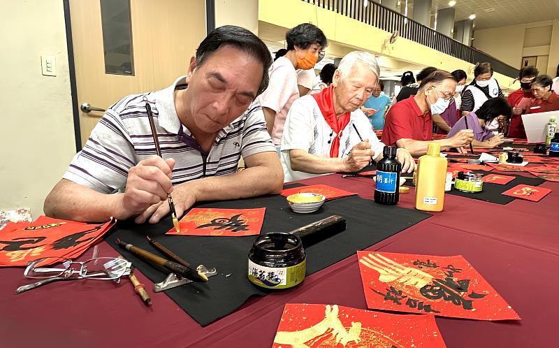 「養心書法藝術班」學員春聯現場揮毫，氣勢不凡。