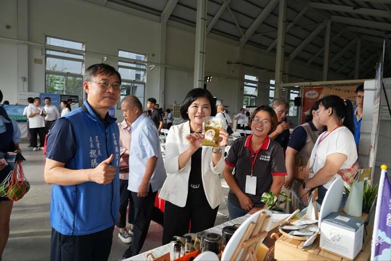 County Magistrate Chang Li-shan viewed the studentss achievement exhibition.