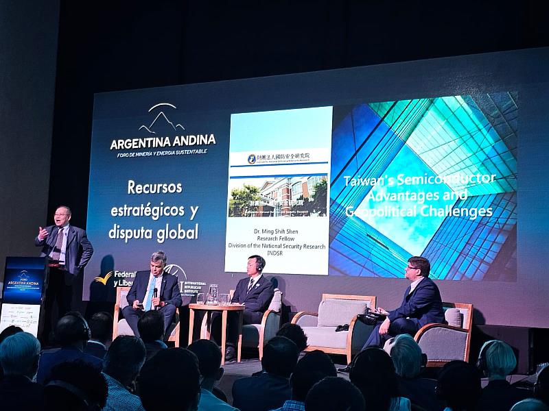 國防安全研究院國家安全研究所沈明室研究員以「台灣半導體的優勢及地緣政治挑戰」為題，分享台灣半導體產業發展的成功經驗，以及在科技產業鏈中的關鍵角色與全球供應鏈安全議題。