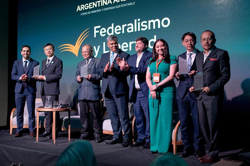 阿根廷知名智庫Fundación Federalismo y Libertad基金會頒贈感謝獎座。