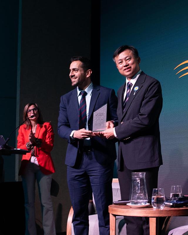 阿根廷Fundación Federalismo y Libertad基金會José Guillermo Godoy會長頒贈感謝獎座牌予國防大學國際安全研究所姚宏旻所長。