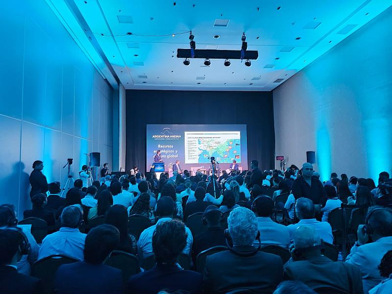 兩位學者的精彩分析與深刻見解，獲得與會者熱烈掌聲與高度肯定。