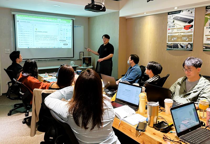方智公司運用北分署「小型企業人力提升計畫」資源，規劃ESG、AI應用等主題課程，幫助員工已AI輔助作業，並將永續思維融入產品設計。