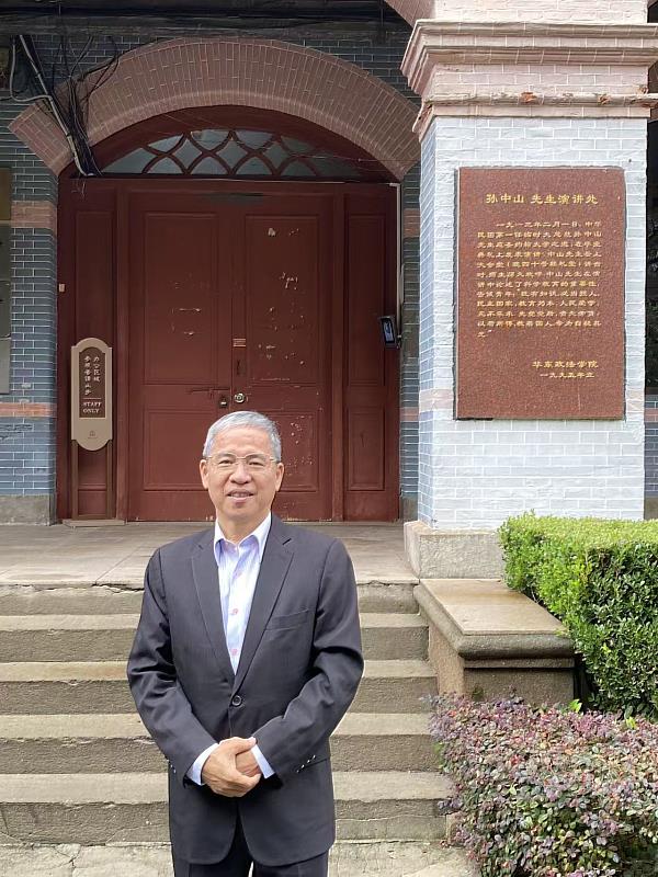 唐彥博校長於上海聖約翰大學舊址40號樓禮堂前留影，該樓原名「思顏堂」。1913年，孫中山先生曾應邀出席聖約翰大學學期結束儀式，並在此處發表演講。