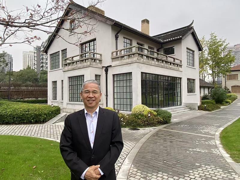 唐彥博校長在上海聖約翰大學舊址24號樓前留影，該樓為聖約翰大學校長卜舫濟的舊居，如今已成為歷史保護建築。