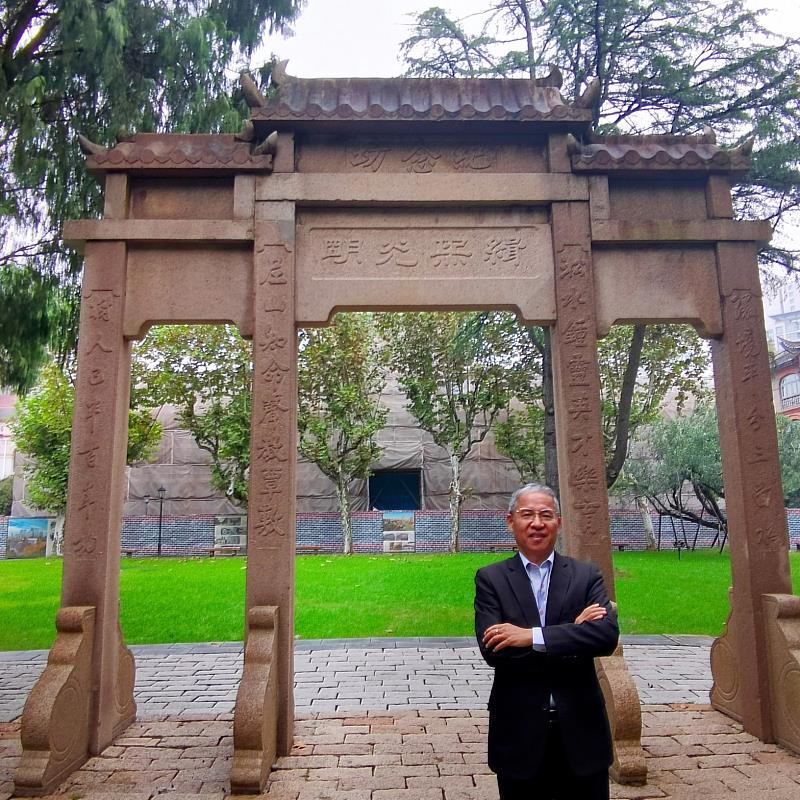 刻有「光與真理」的紀念坊，是現今仍留存「上海聖約翰大學」字樣的珍貴標誌。