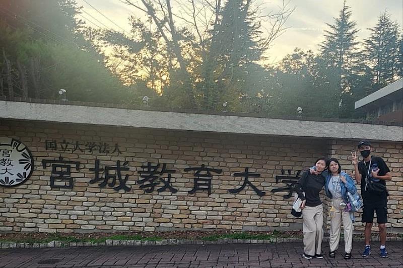 應用日語系王輕語同學（左）赴日本宮城教育大學交換學習，體驗跨文化交流，拓展國際視野。