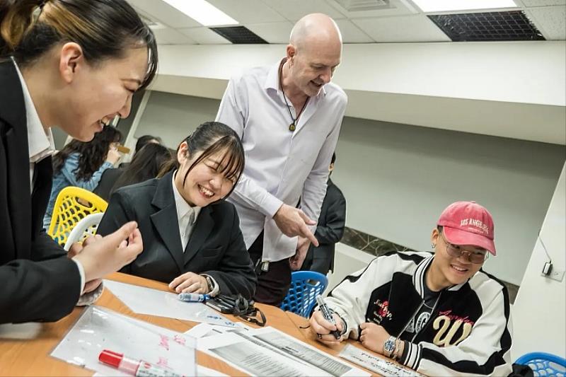 中華大學推動全英語授課(EMI),打造國際化學習環境,培育具全球競爭力的人才。