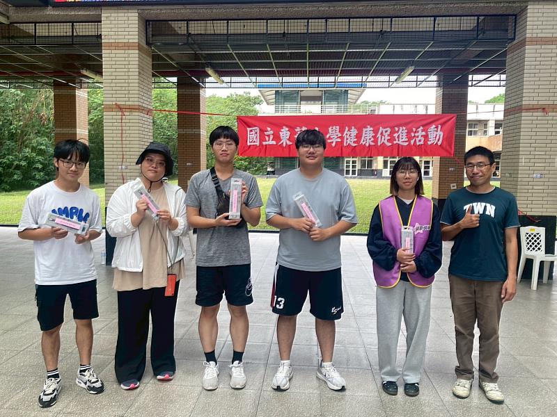 獲得黎組長加碼的五星級飯店午餐券的學生歡呼聲最大。