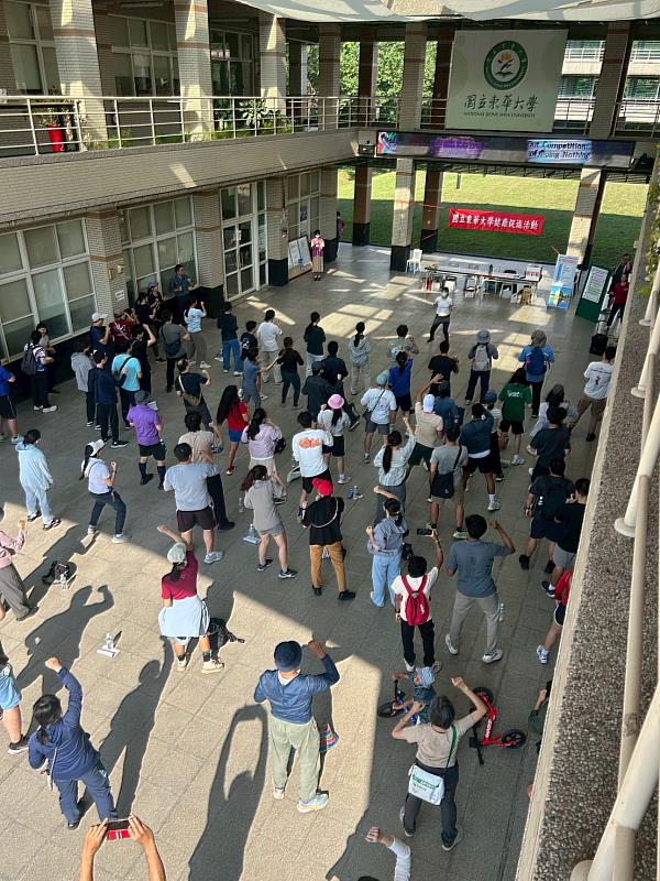 楊曉青護理師出發前暖身操。