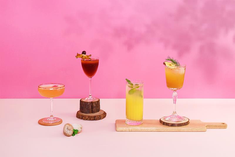 台北六福萬怡酒店7樓THE LOUNGE大廳酒吧推出「果香幻旅」Happy Hour活動，推出4款以果香為靈感、結合異國烈酒與創意調酒技法的限定特調，搭配「柯夢波丹不眠夜睡衣派對」方案，每人只要1,099元+10%。（圖/六福旅遊集團提供）