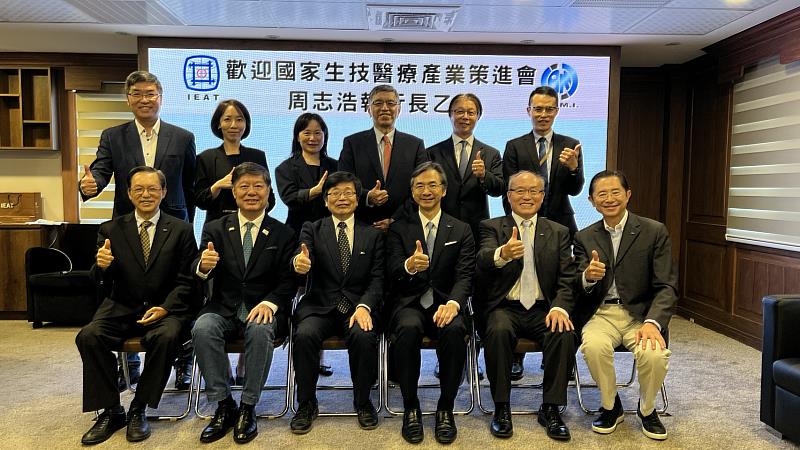 IEAT黃教漳理事長（前排右3）、周志浩執行長（前排左3）與貴賓合影