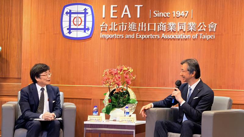 黃教漳理事長（右）與周志浩執行長（左）熱烈交流