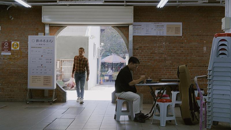 〈大溪〉以細膩指彈串起記憶與風景，在靜謐與喧鬧之間，描繪出李軍對故鄉的牽掛。（圖/風潮音樂提供）