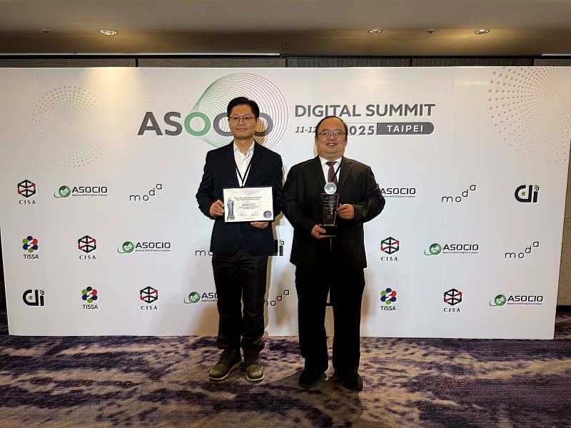 新北市政府資訊中心代表出席領獎。