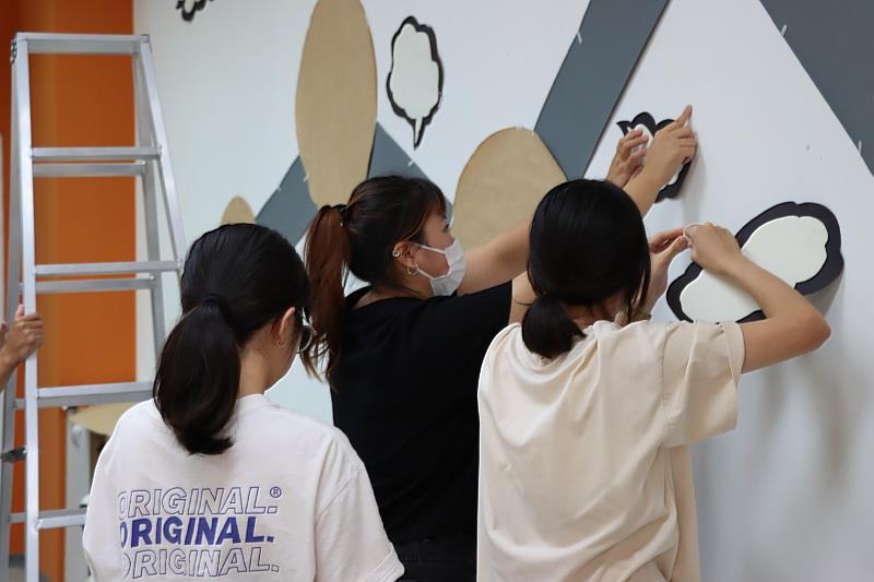 南華大學文創系以辦桌文化展現創意實踐，畢業展將於12月12日登場，學生們進行展場佈置。