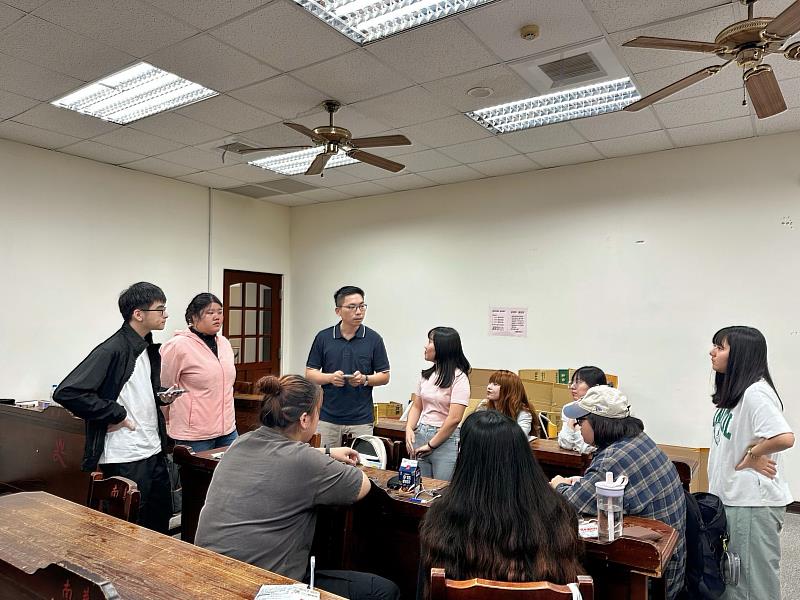 南華大學文創系以辦桌文化展現創意實踐，畢業展將於12月12日登場，學生進行籌備討論。